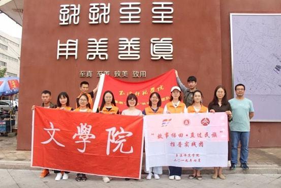 朋友打主人逗狗狗玩,狗子回头看了一眼:快喊痛,我就可以护主了!